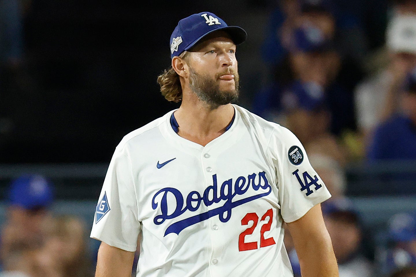 ドジャース・カーショウ。フィリーズのシュワーバーに被弾し、肩を落とした。(C)Getty Images