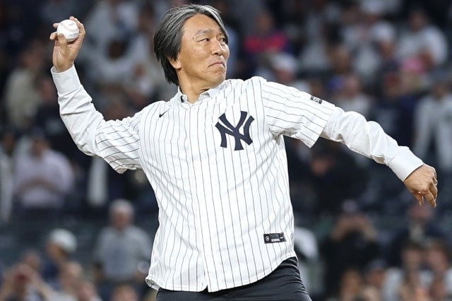 2009年のWSでMVPに選ばれた松井氏が、ヤンキー・スタジアムで投球を披露した。(C)Getty Images