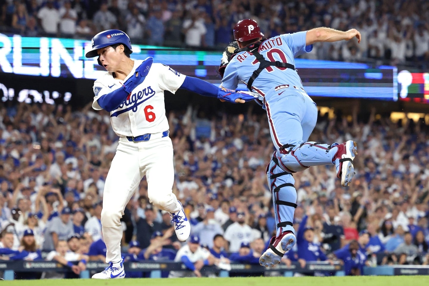 キム・ヘソン（左）が生還してドジャースがサヨナラ勝ち。暴投がなければどうジャッジされていたか…。(C)Getty Images