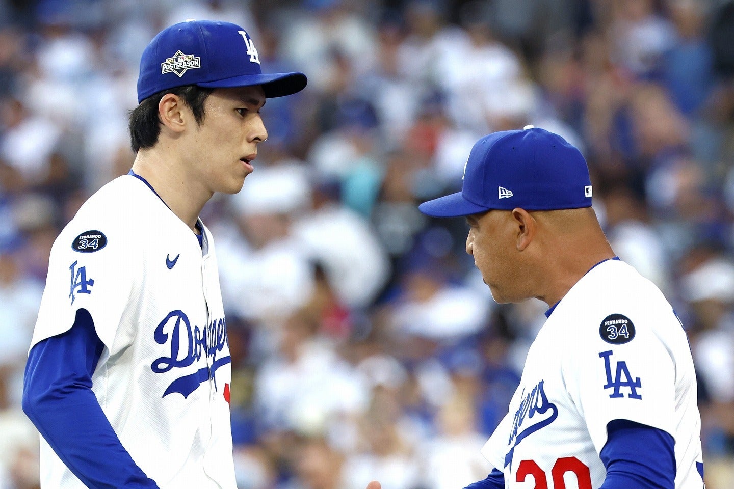 ３回無失点で快投した佐々木（左）を出迎えたロバーツ監督（右）。最高のクローザーを手にした。(C) Getty Images