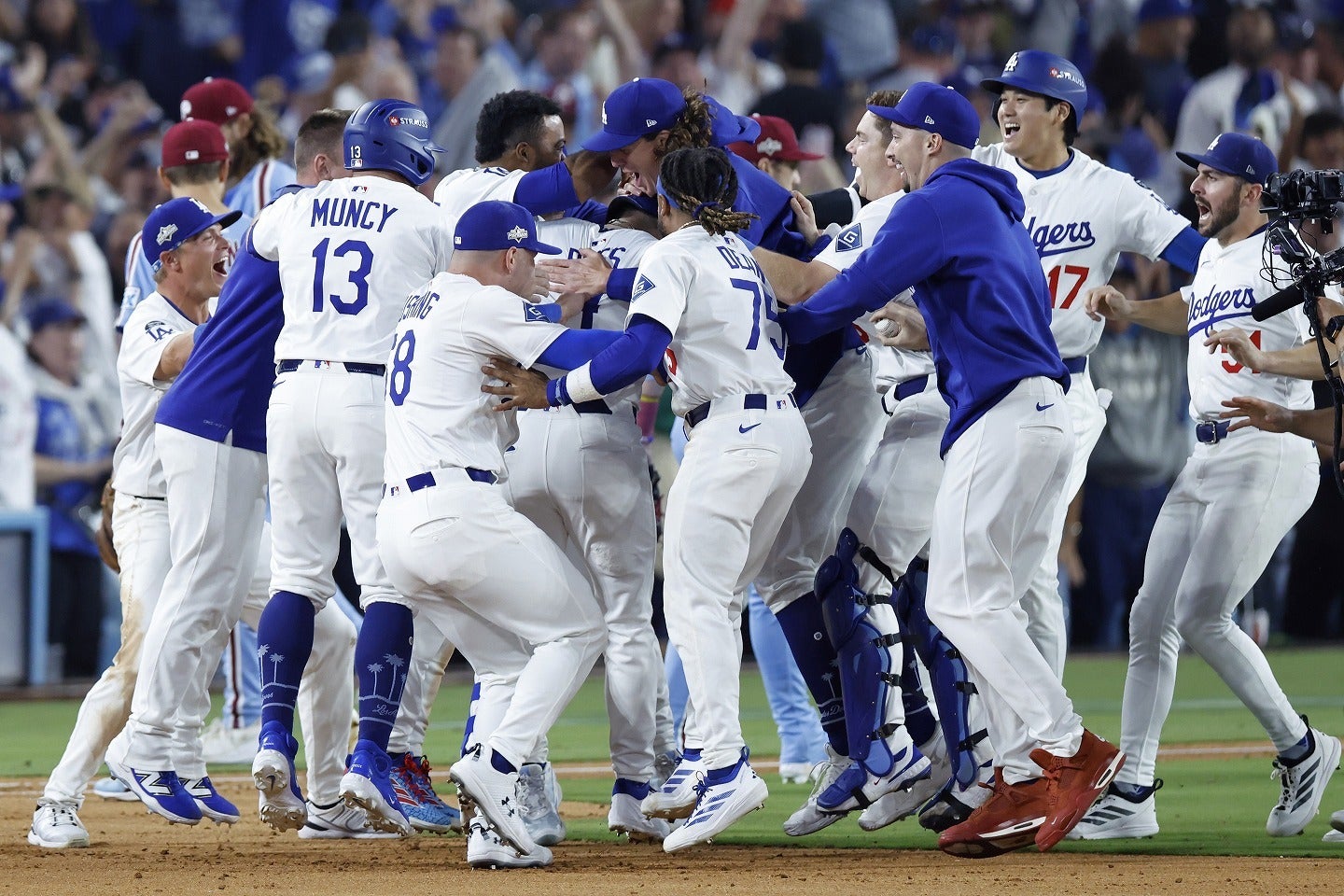 相手投手のエラーでシリーズ突破を決めたドジャース。(C) Getty Images