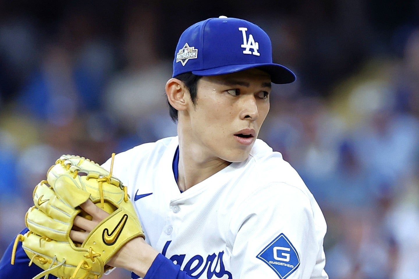 イニング間でも集中力を切らさず、次の回に備えていた佐々木。(C) Getty Images