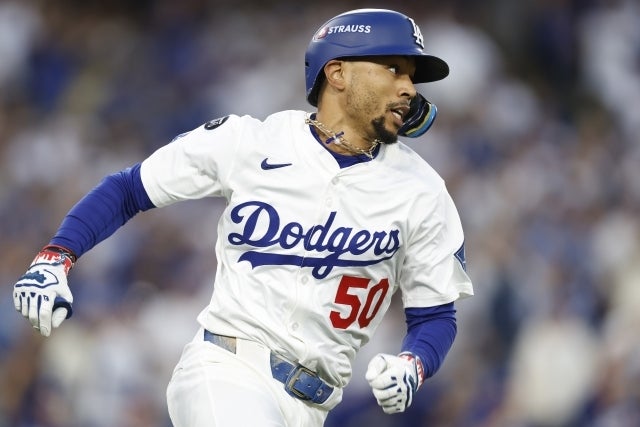 フィリーズとの地区シリーズ第４戦で、押し出しの四球を選んだベッツ。(C)Getty Images