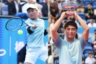 右足首の靱帯損傷やヒジの痛みなど、度重なるケガを乗り越えた田口涼太郎が、節目の第100回大会で天皇杯を手にした。写真：滝川敏之