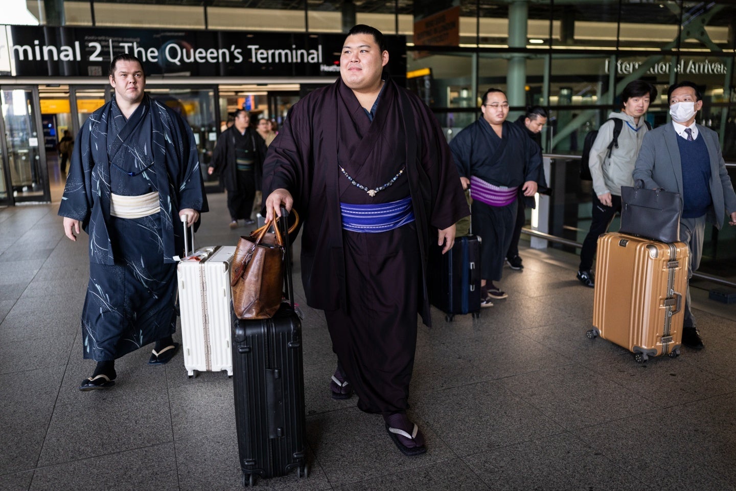 英ヒースロー空港に到着した横綱・大の里（中央）。(C)Getty Images