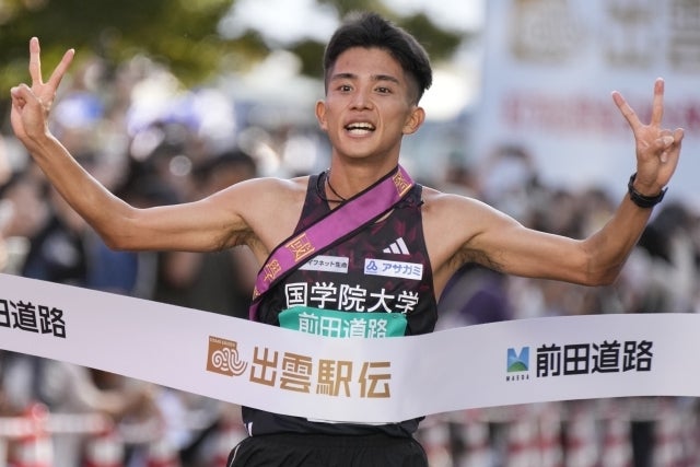 出雲駅伝で優勝テープを切った國学院大の上原。写真：産経新聞社