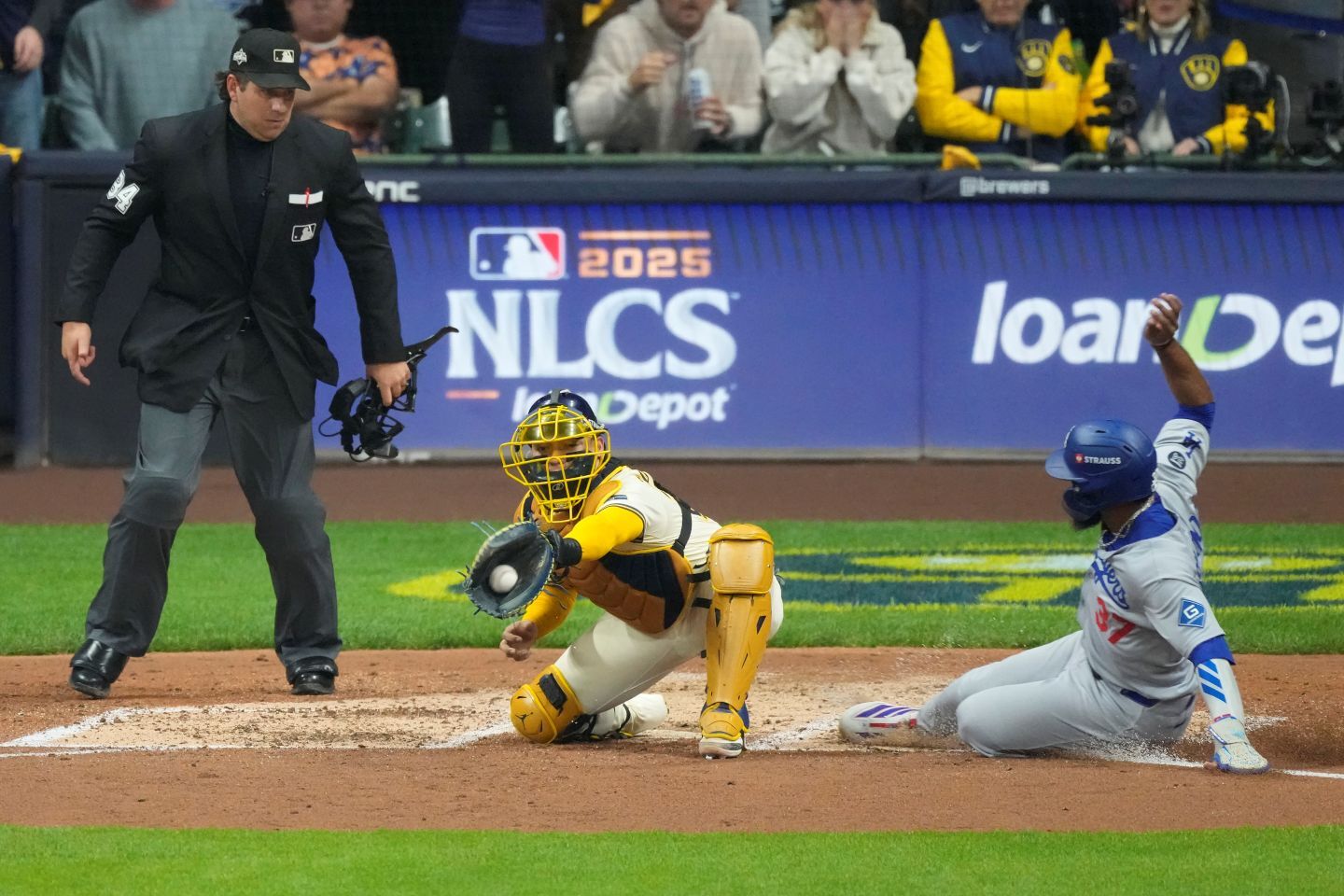 まさかのセンターゴロ併殺打でドジャースはチャンスを逸した。(C) Getty Images