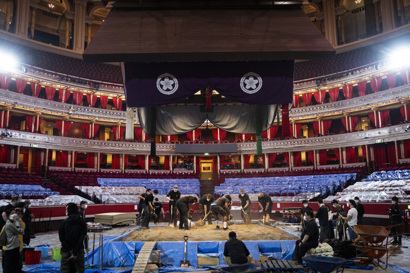 大相撲ロンドン公演が開催されるロイヤル・アルバート・ホールでは、土俵築が行なわれている。(C) Getty Images