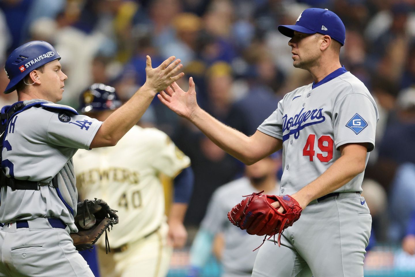 佐々木の後を受けてトライネンが試合を締めた。(C) Getty Images