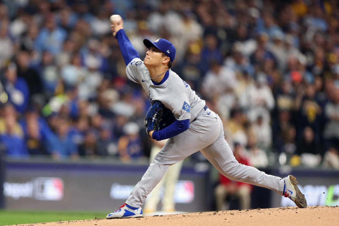 山本はNLCSという大舞台でメジャー初の完投勝利を飾った。(C)Getty Images