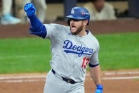 バックスクリーンにソロ本塁打を放ったマンシー。(C) Getty Images
