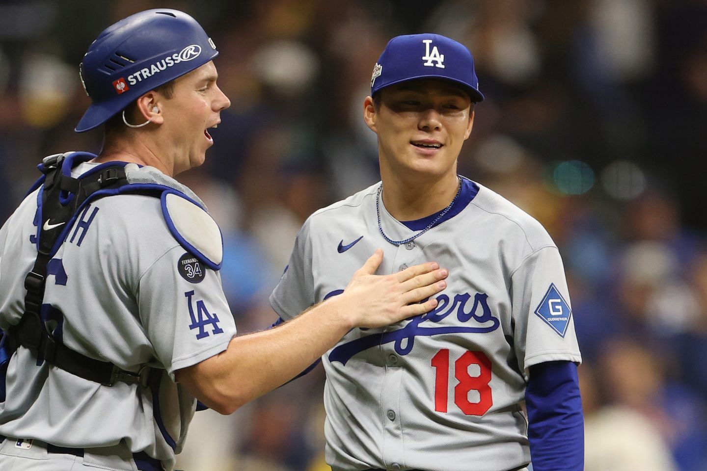 完投でドジャースに２勝目をもたらした山本を女房役のスミスが称える。(C) Getty Images
