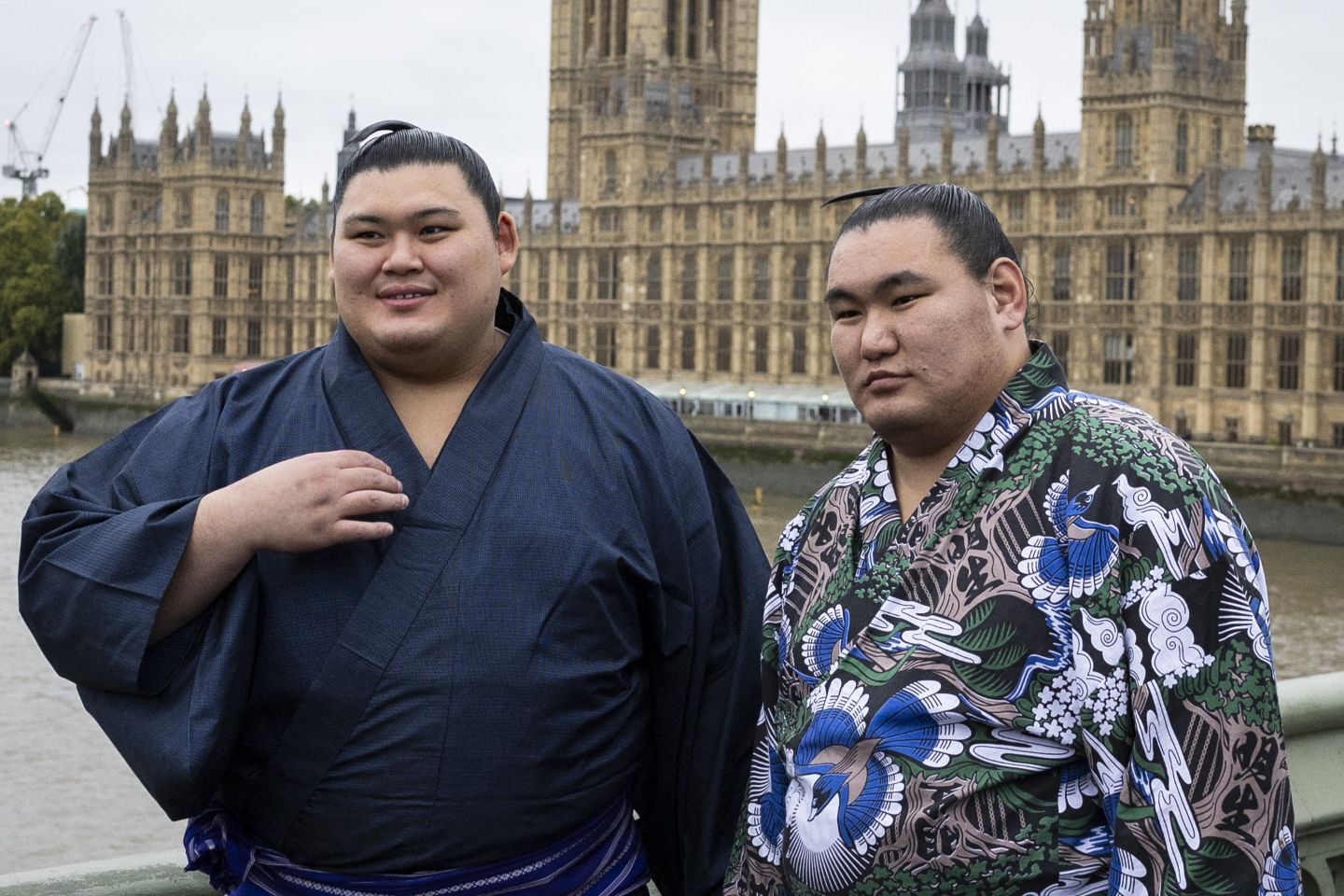 ウェストミンスター橋で報道陣の取材を受ける大の里（左）と豊昇龍（右）。(C) Getty Images