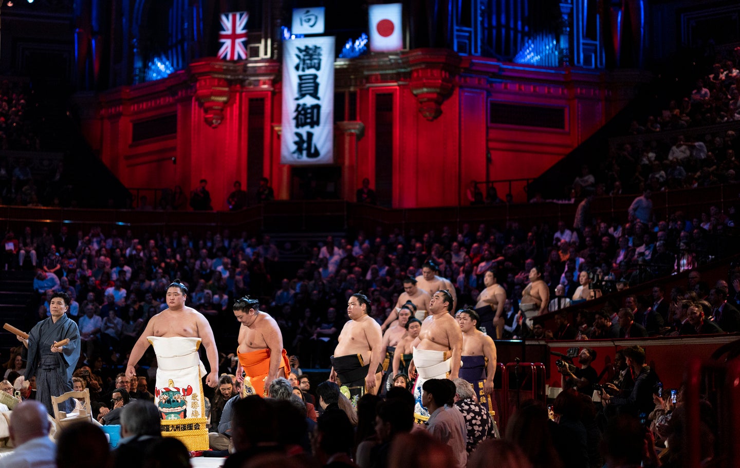 英国ロンドンで開幕した大相撲の公演。満員御礼となっている。(C)Getty Images