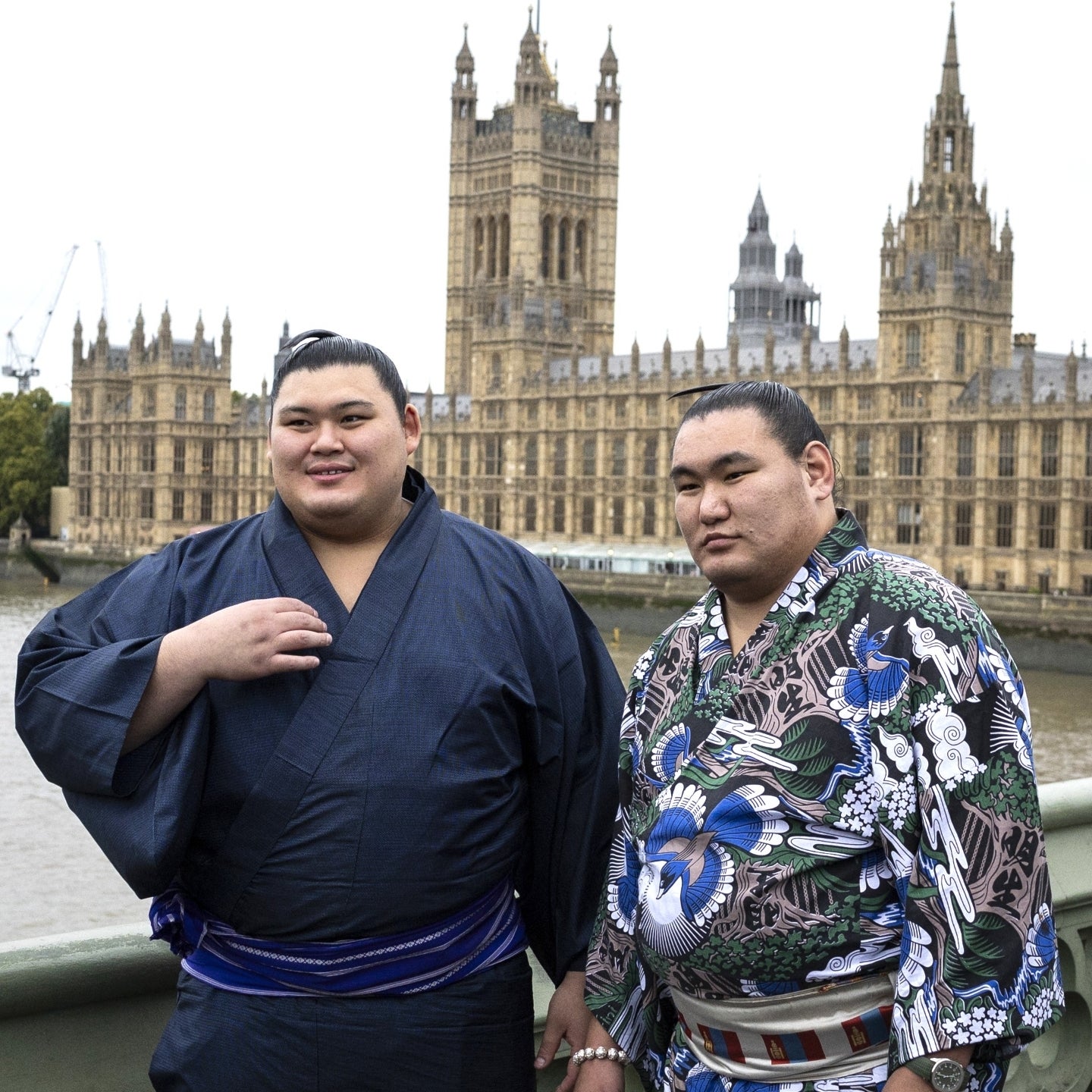 国会議事堂をバックに記念撮影に収まる大の里（左）、豊昇龍（右）の両横綱。(C)Getty Images