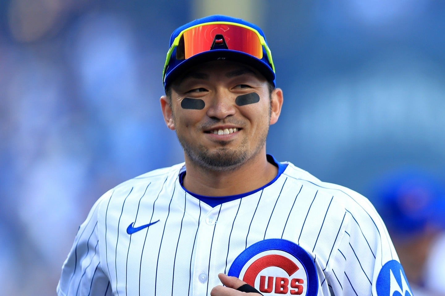 畠山さんの肩を抱き笑顔を見せた鈴木。(C)Getty Images