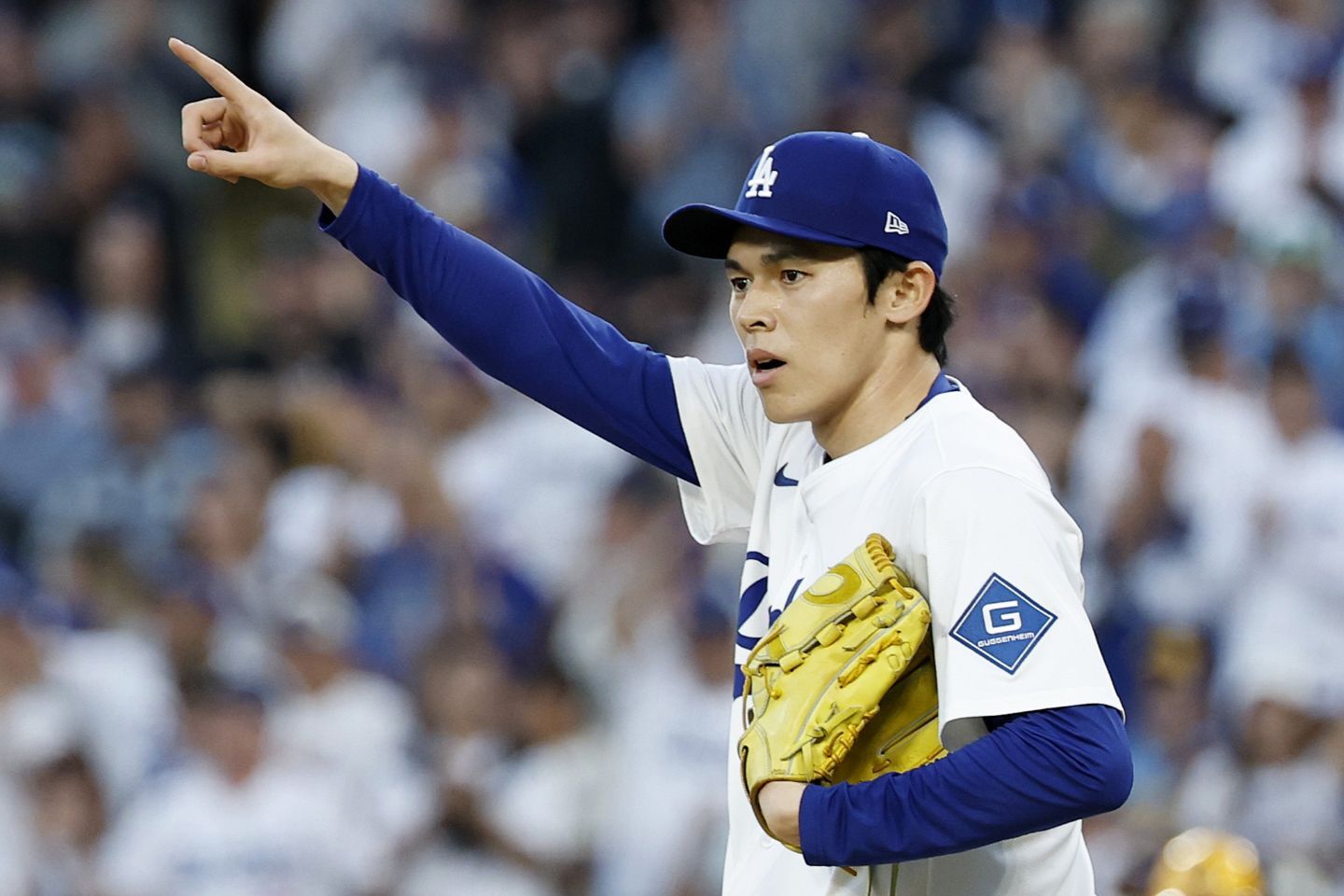 最初の打者をベッツの好守で打ち取った佐々木。(C) Getty Images