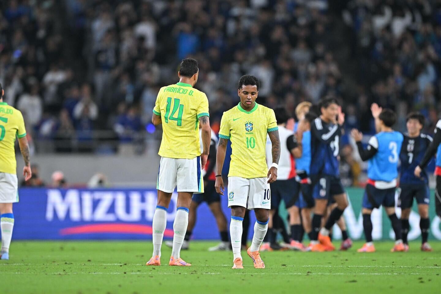 ブラジルは日本に逆転負け。まさかの敗北に肩を落とした。写真：金子拓弥（THE DIGEST写真部）