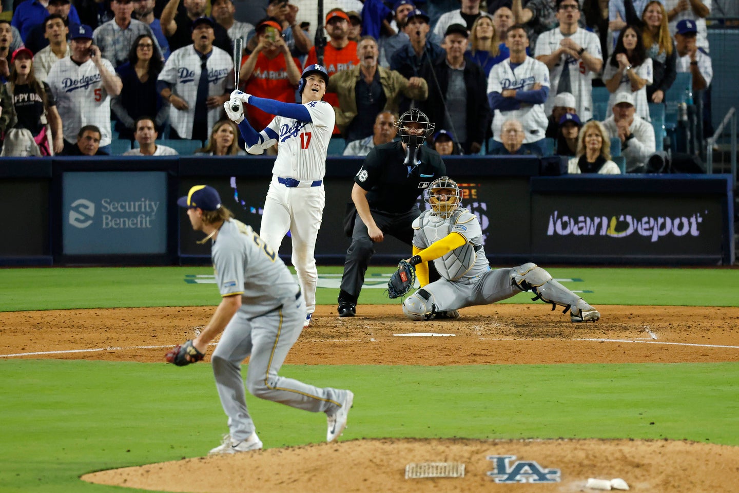 大谷が圧巻の３連発。球場は総立ちとなった。(C) Getty Images