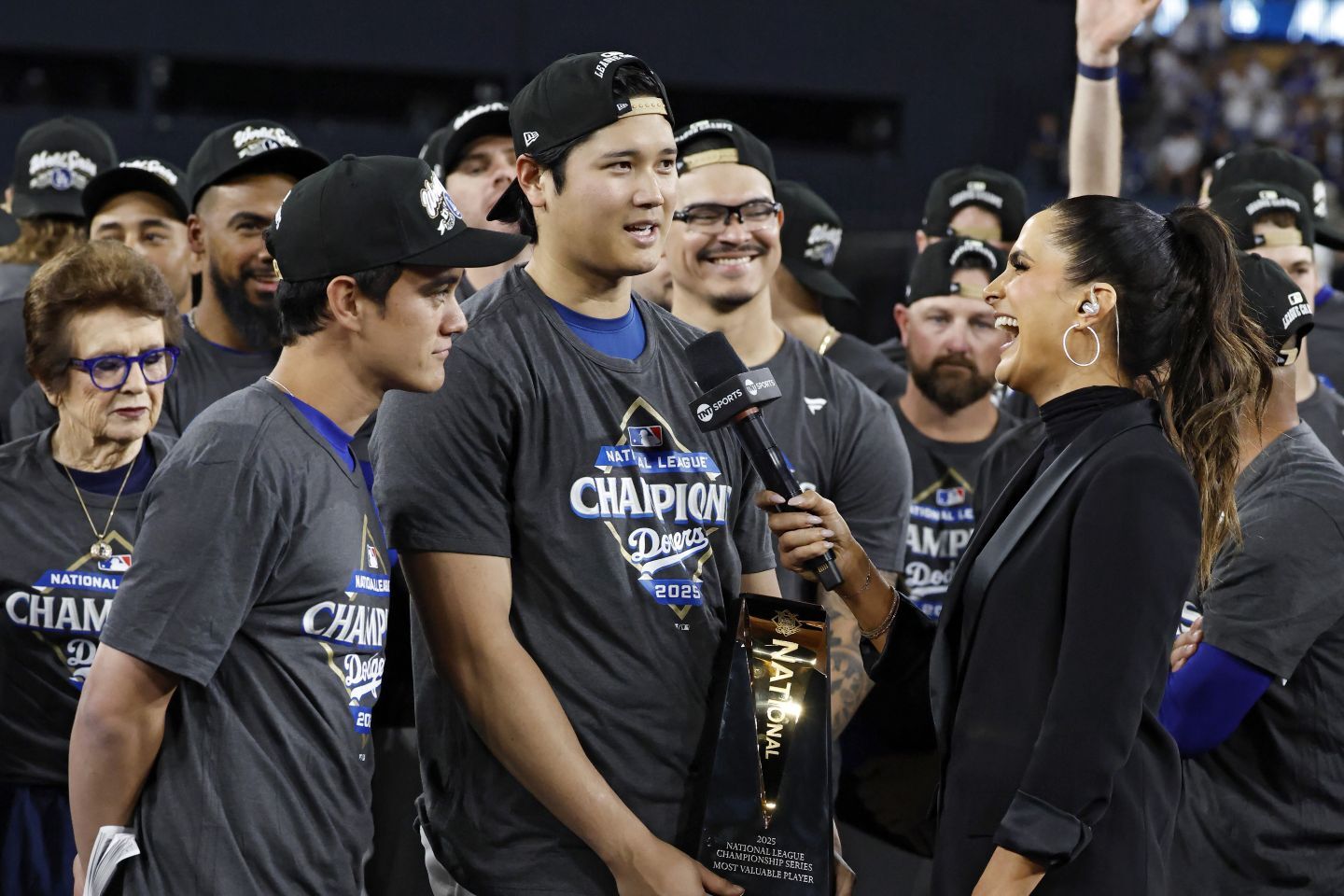 シリーズMVPに輝いた大谷がインタビューを受ける。(C) Getty Images