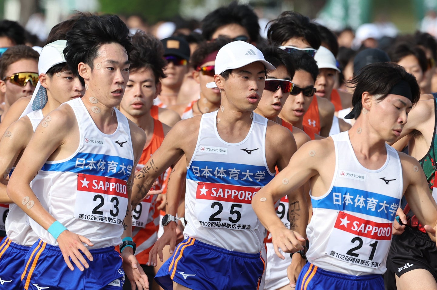 総合９位でフィニッシュした日体大の吉田黎大（右＝23）、佐藤大和（中央＝25）、山崎丞（左＝21）。写真：滝川敏之