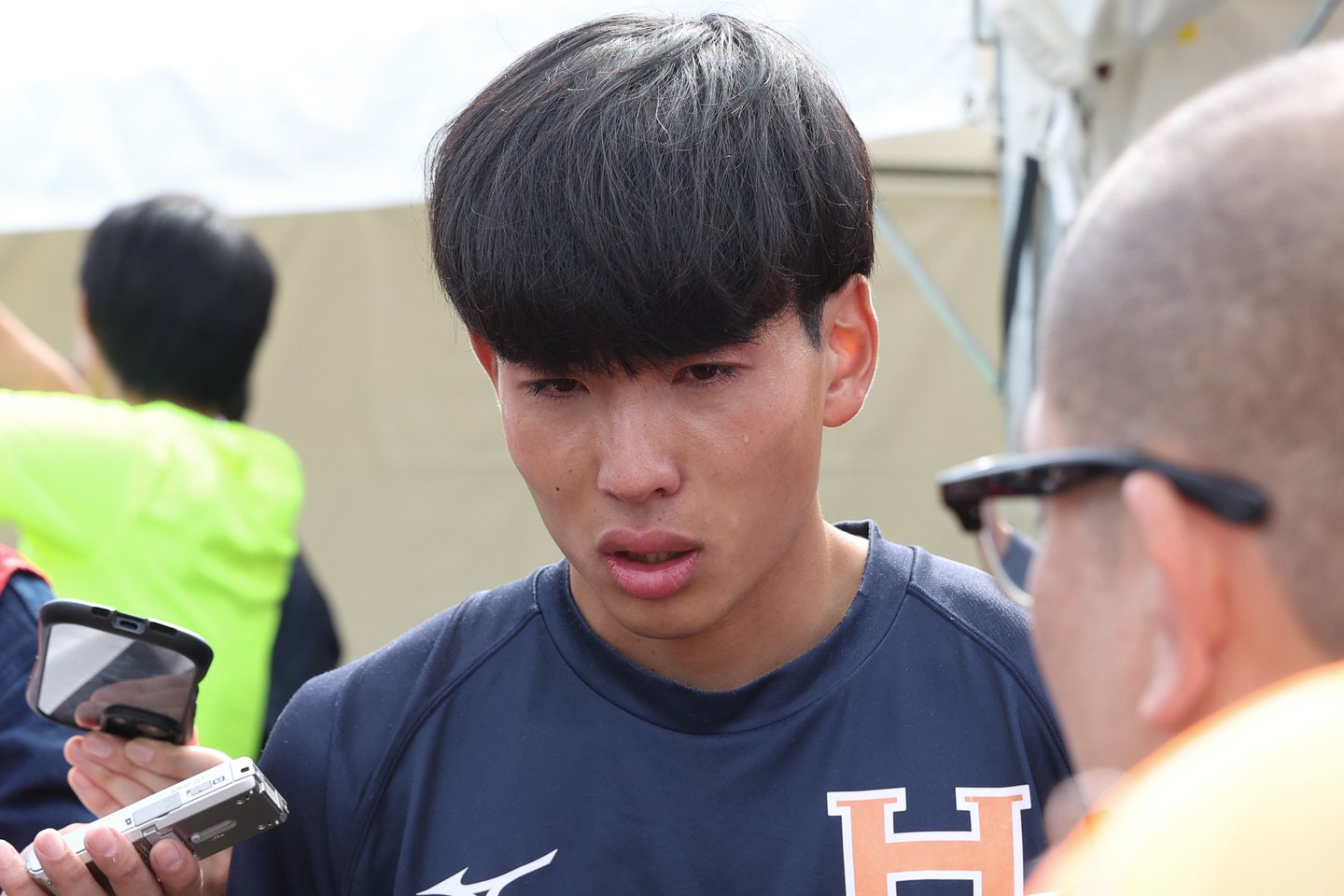 レース後、涙を流しながら取材にこたえた法政大学の主将・花岡慶次。写真：滝川敏之