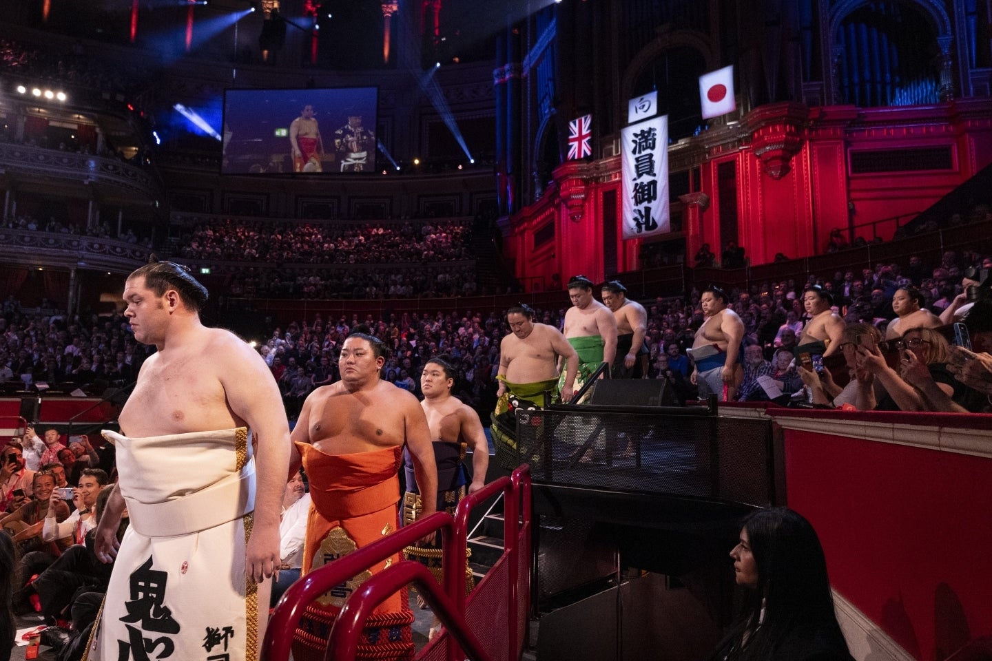 連日「満員御礼」で大盛況の大相撲ロンドン公演。現地観戦した布袋さんは湧き上がる想いを感慨深げに綴った。(C)Getty Images