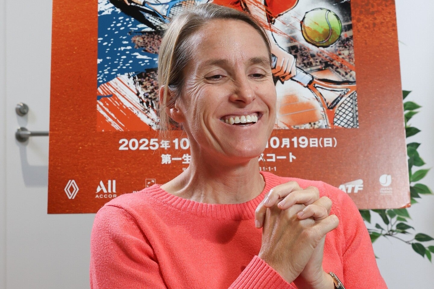 駒田対鈴木の準決勝を観戦したエナン。技術面だけでなく戦う姿勢に注目し、両選手を高く評価した。写真：滝川敏之