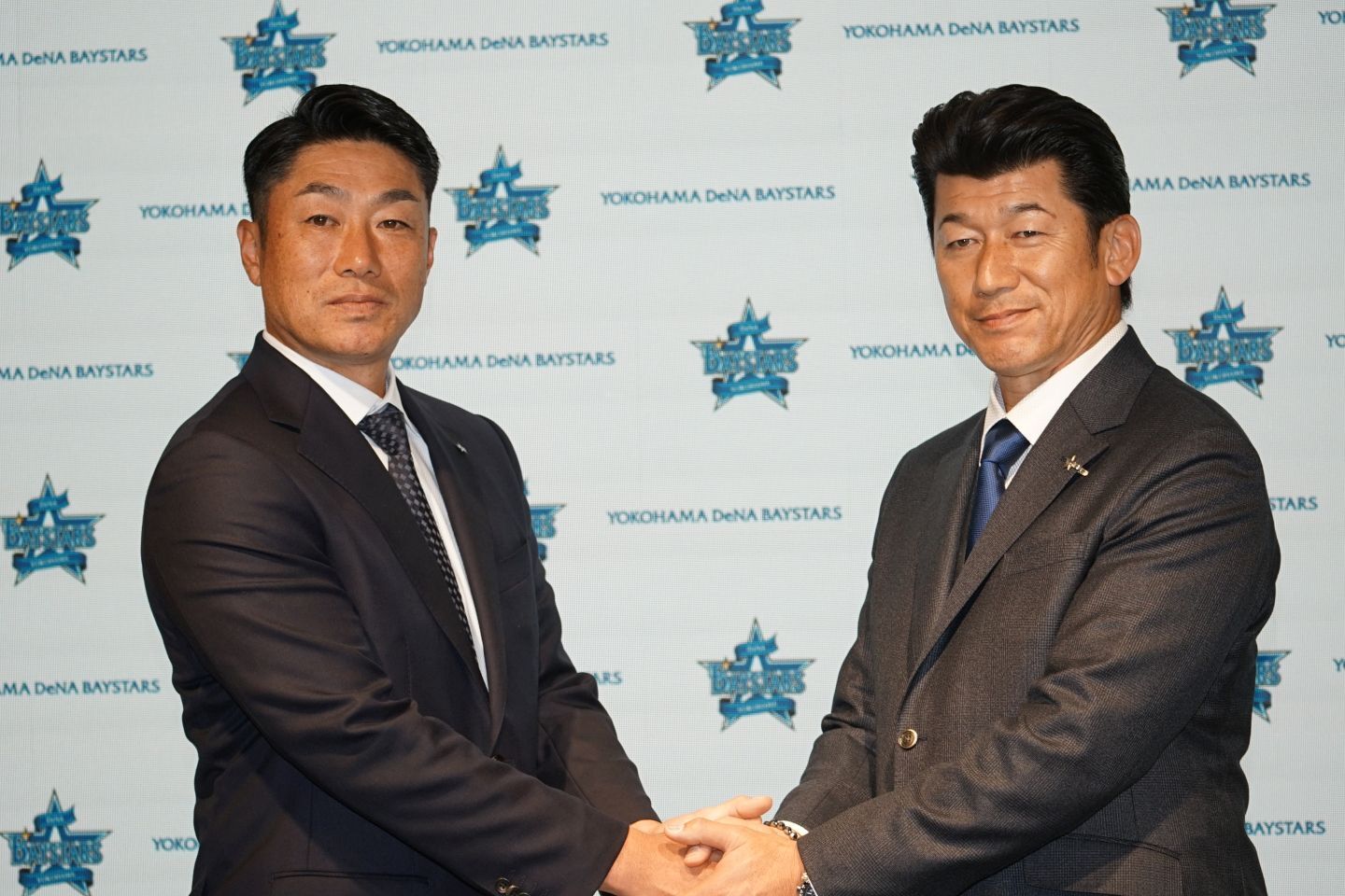 三浦前監督（右）から相川新監督（左）へバトンは繋がれた。写真：萩原孝弘