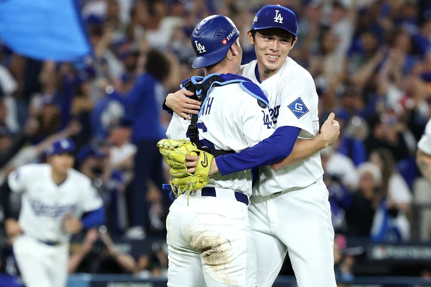 リーグ優勝決定シリーズでいわゆる“胴上げ投手”となった佐々木（右）。ロバーツ監督は「我々のクローザーだ」と信頼を口にする。(C)Getty Images