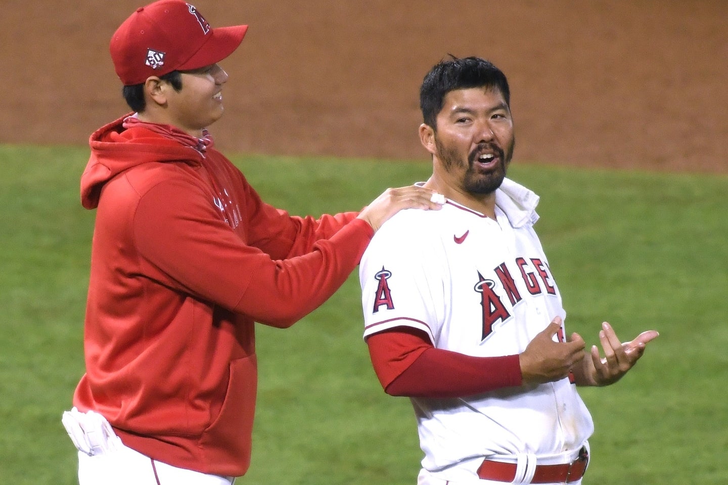エンゼルス時代、大谷（左）に肩を揉まれるスズキ氏（右）。42歳にして大役を任されることになりそうだ。(C)Getty Images