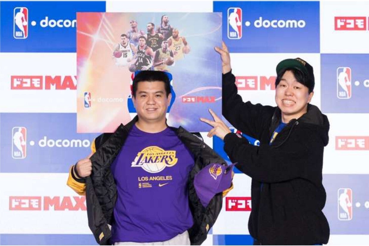 都内でNBAのパブリックビューイングが開催。お笑いコンビのジェラードンが会場を盛り上げた。写真提供:NBA docomo