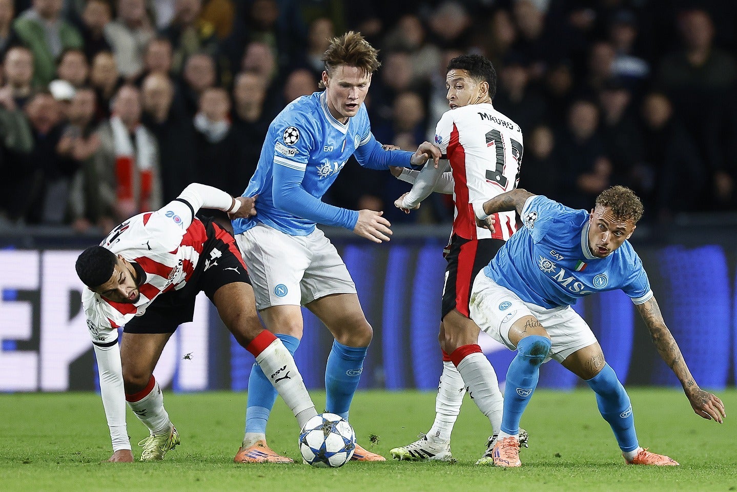 ナポリは退場者を出し、PSVに2-6と大敗した。(C)Getty Images