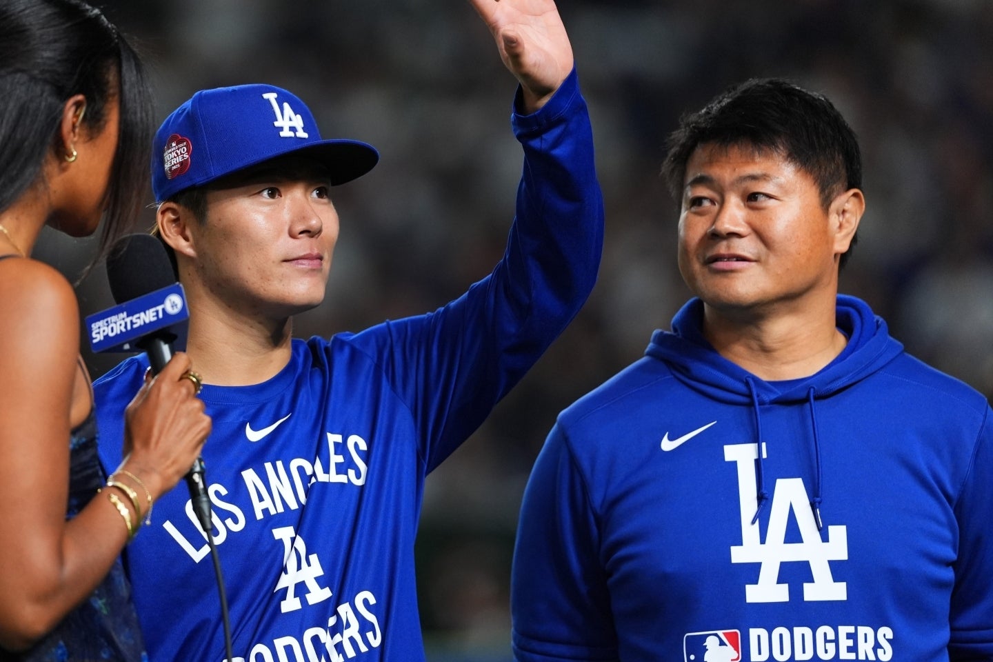 ドジャースに加入した24年から、山本の傍らにはいつも園田通訳(右)の姿がある。(C)Getty Images