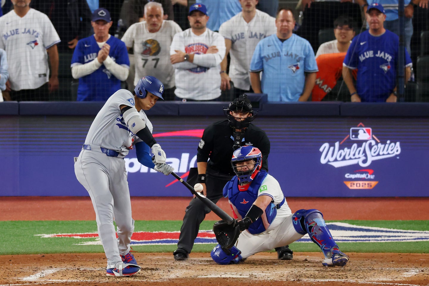 大谷は7回に2ラン本塁打を放つ。打席に入ると球場から強烈なヤジが飛んだ。(C) Getty Images