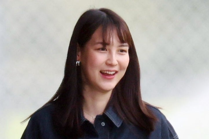 真美子夫人がラフな白Tコーデを披露した。(C)産経新聞社