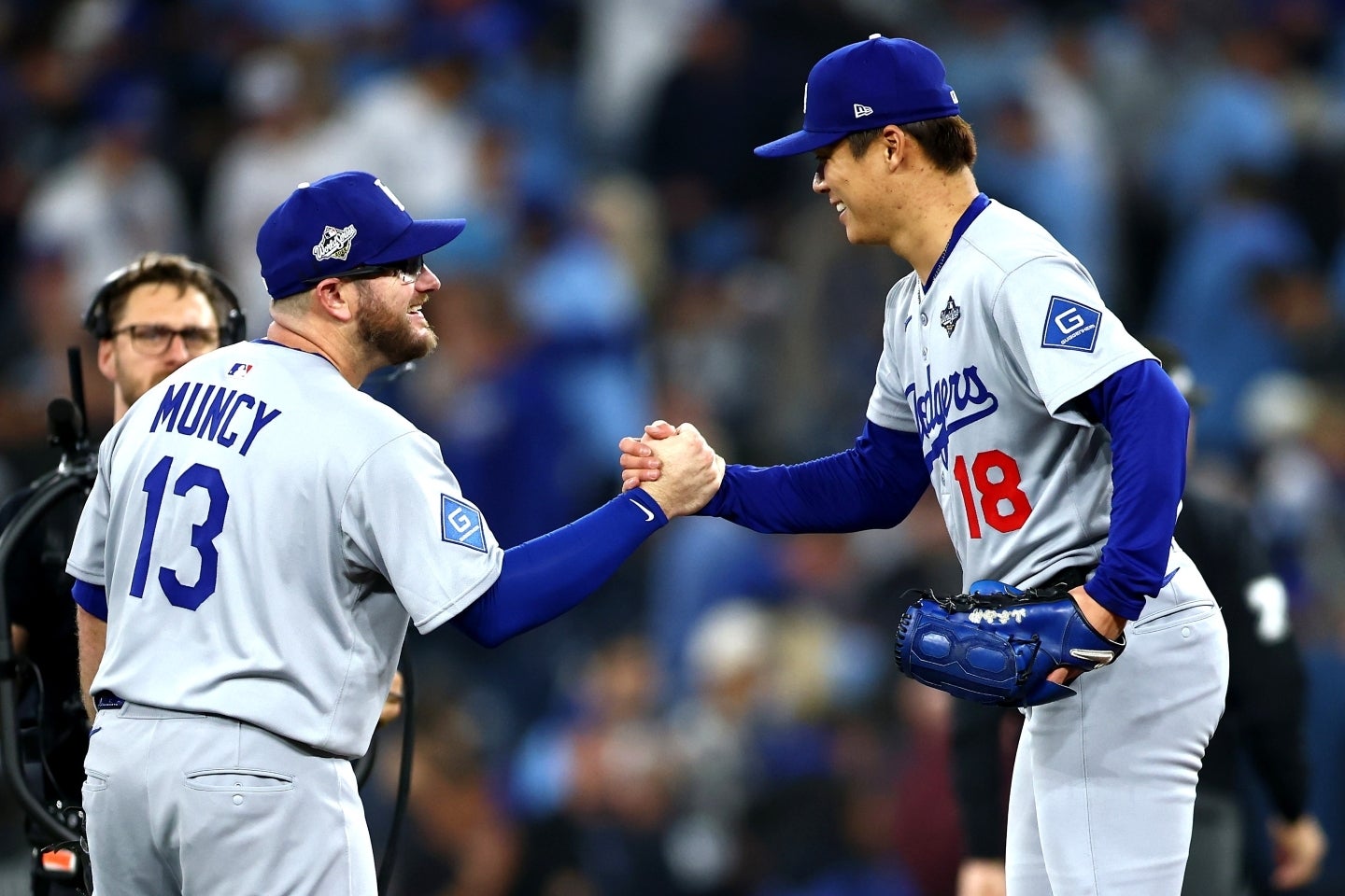 ワールドシリーズ第2戦で完投勝利を挙げた山本。マンシーからウイニングボールを受け取った。(C)Getty Images