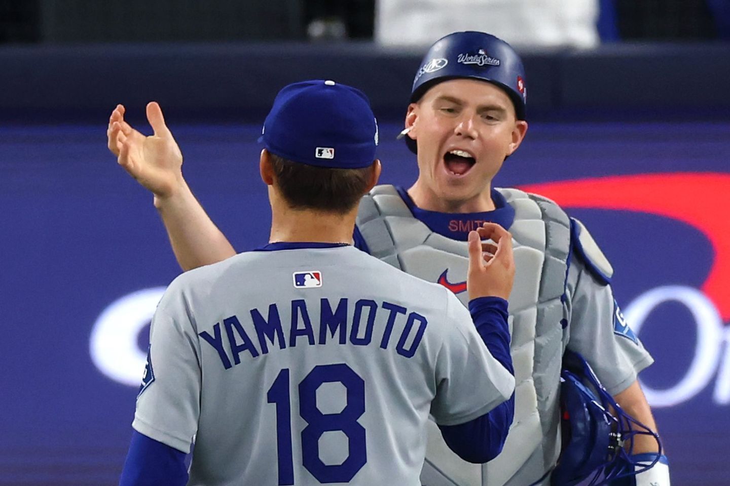 完投でチームに今WS初勝利をもたらした山本を労うスミス。(C) Getty Images