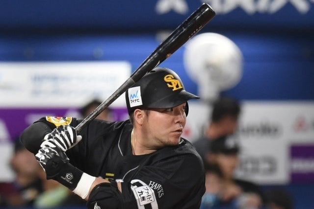 ソフトバンクの山川は２回までの２打席で１本塁打５打点と大暴れ。写真：鈴木颯太朗