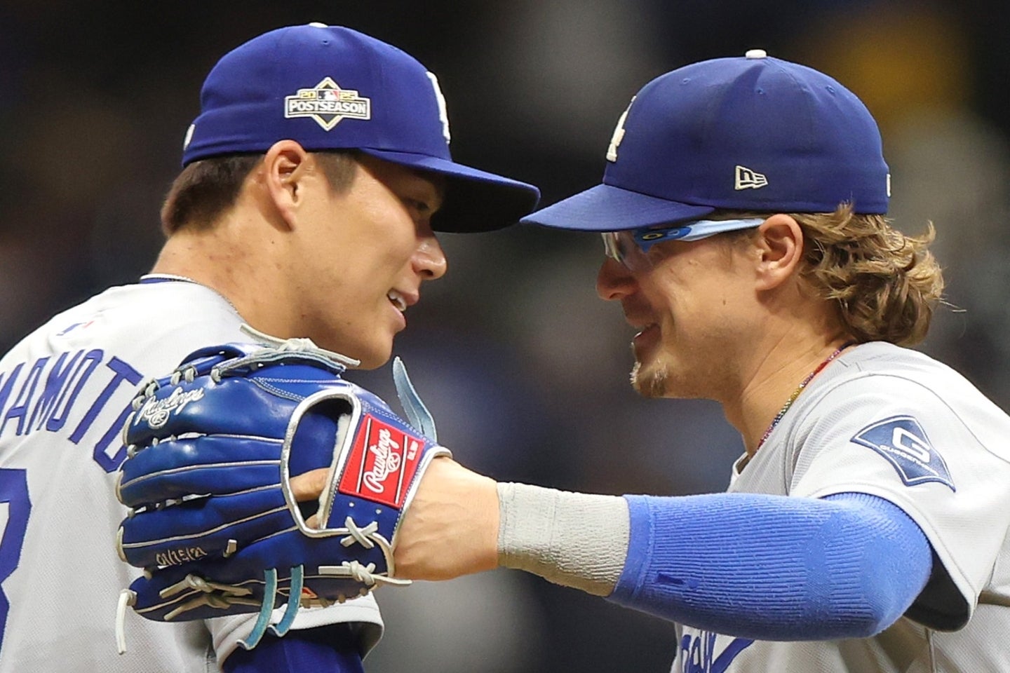 1年前のポストシーズン中、K・ヘルナンデスが山本由伸にアドバイスしていた。(C)Getty Images