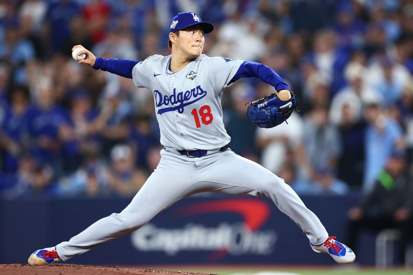 2試合連続の完投勝利を飾った山本。MLBのポスチシーズンでは24年ぶりの快挙だ。(C)Getty Images