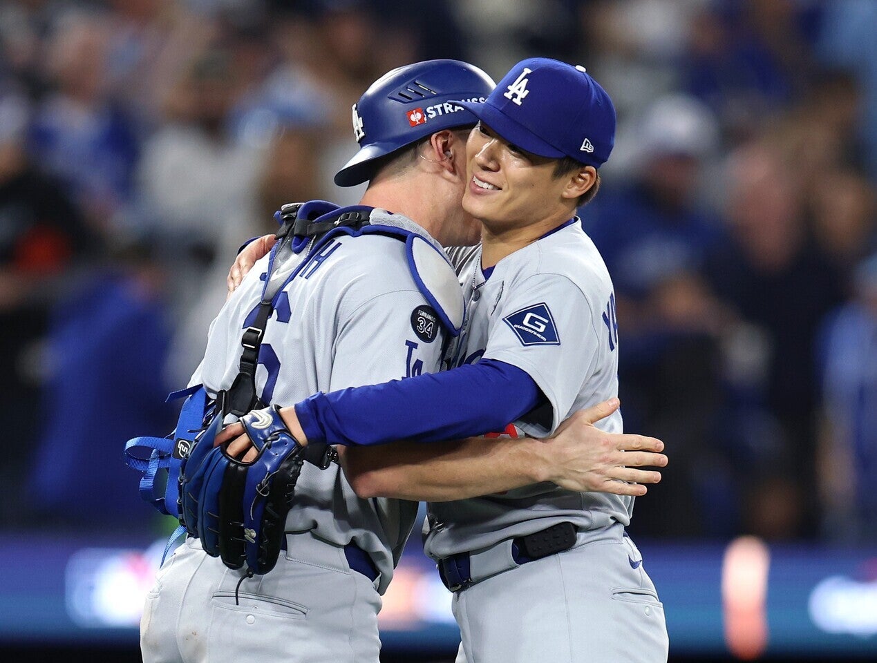 WSで完投勝利を挙げた山本(右)はバッテリーを組んだスミス(左)と抱擁を交わした。(C) Getty Images