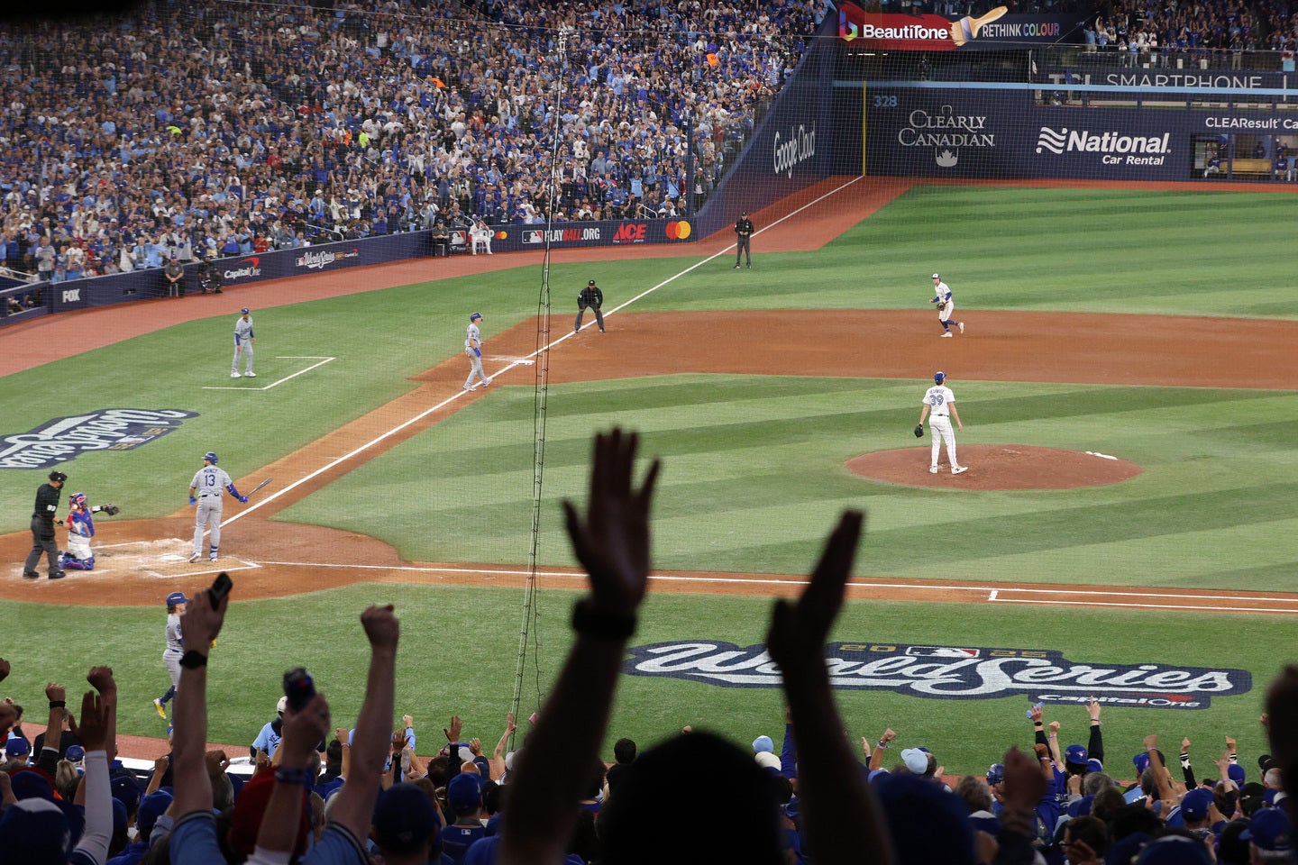 ドジャースとブルージェイズのWSはカナダ・トロントで開幕。地元放送局の美人レポーターの姿に注目が集まった。(C)Getty Images