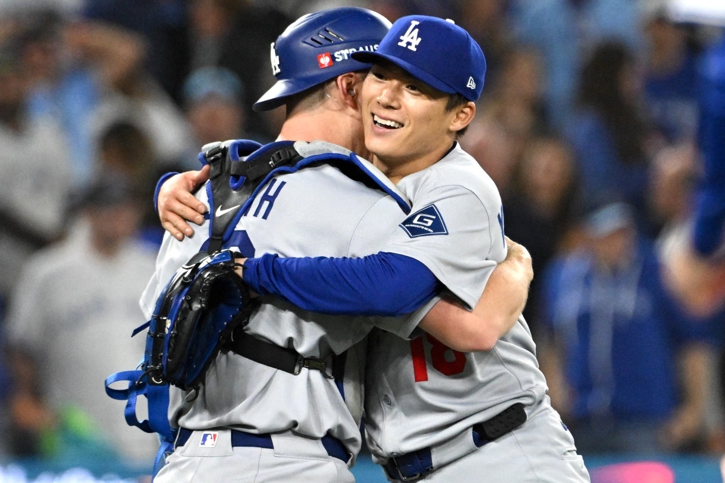 完投勝利を飾り、捕手スミスから祝福を受ける山本。今季のポストシーズン3勝目と絶好調を維持している。(C)REUTERS/AFLO