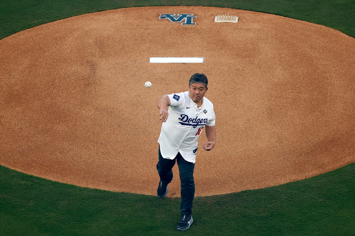 ドジャースOBの野茂氏が登場。WS第3戦の始球式を務めた。(C)Getty Images