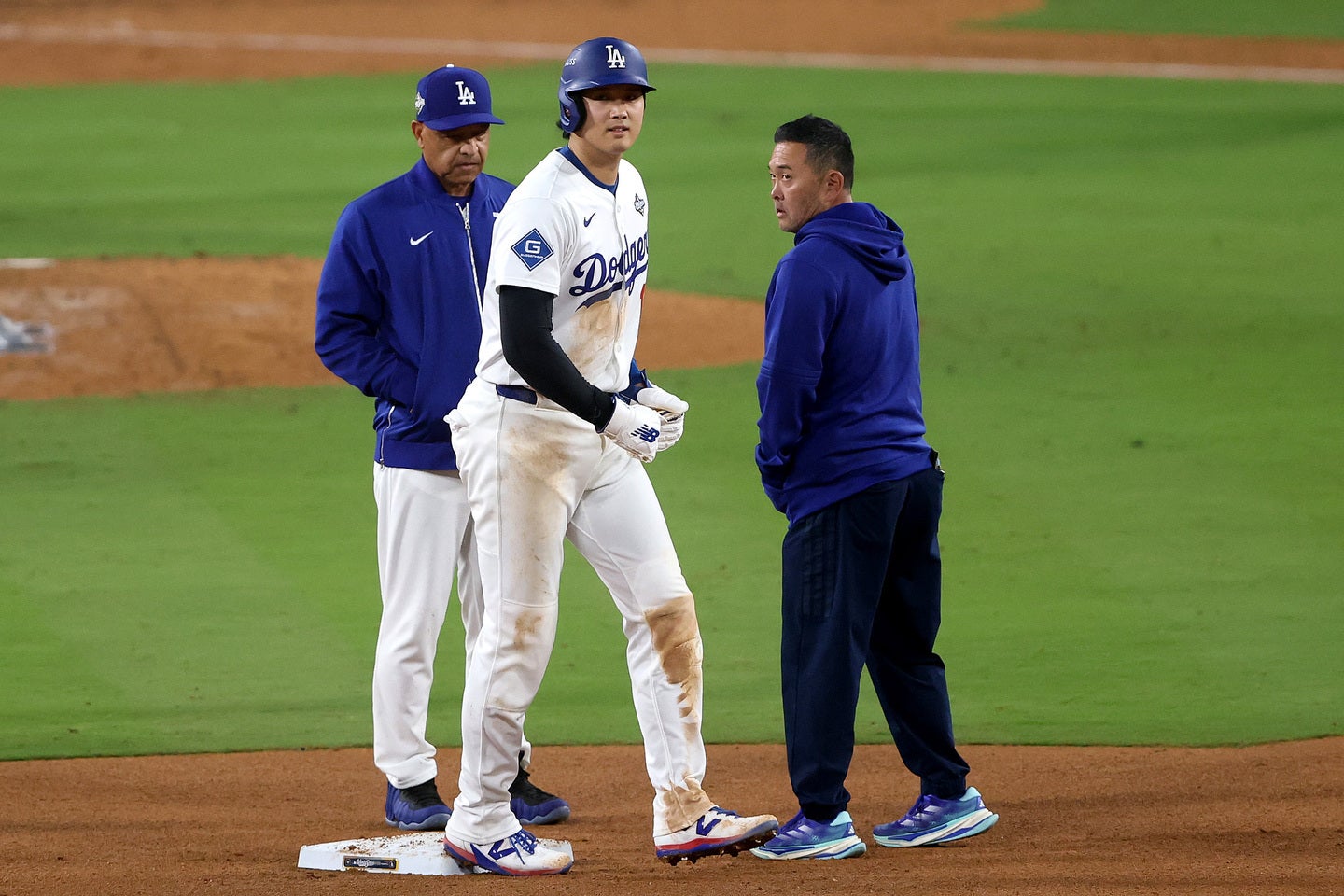 大谷は二塁上で足を気にする素振りをみせた。(C)Getty Images