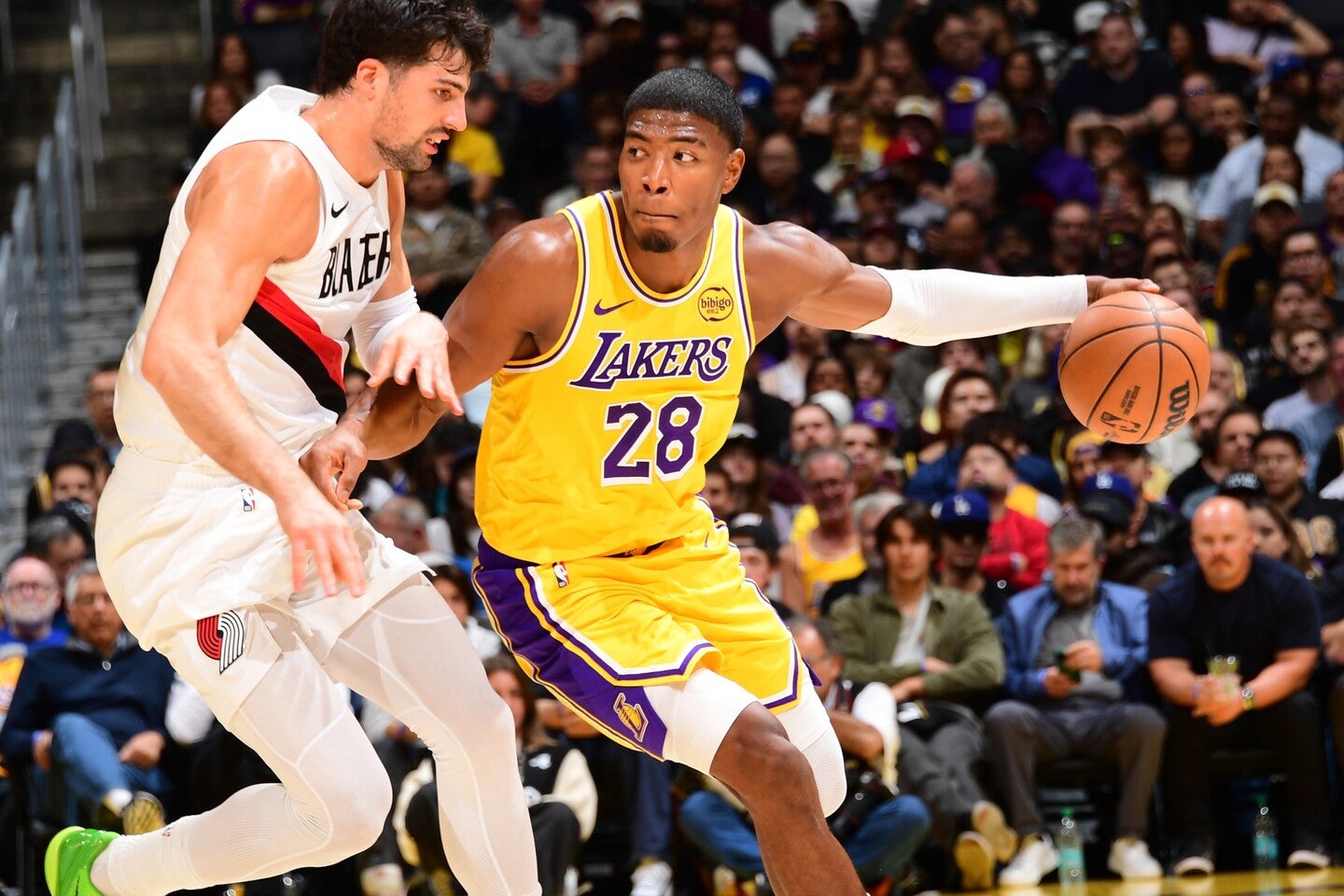 八村は16得点、6リバウンドをあげたが、故障者続出のレイカーズはブレイザーズに敗れた。(C)Getty Images