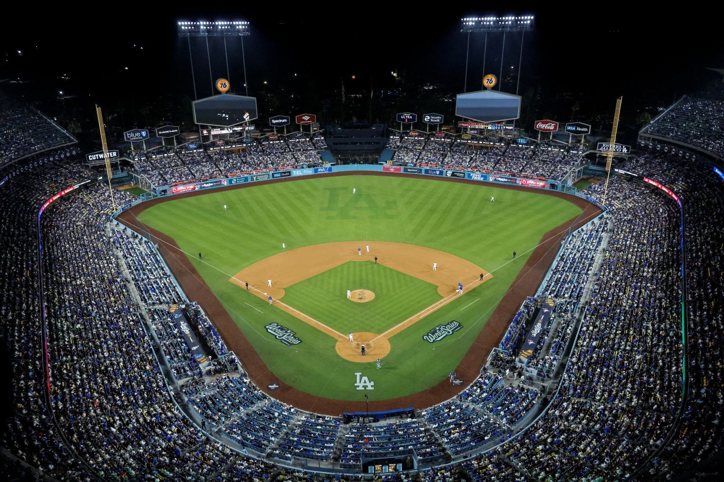 球場に同日2度目となる『私を野球に連れてって』が流れた。(C) Getty Images