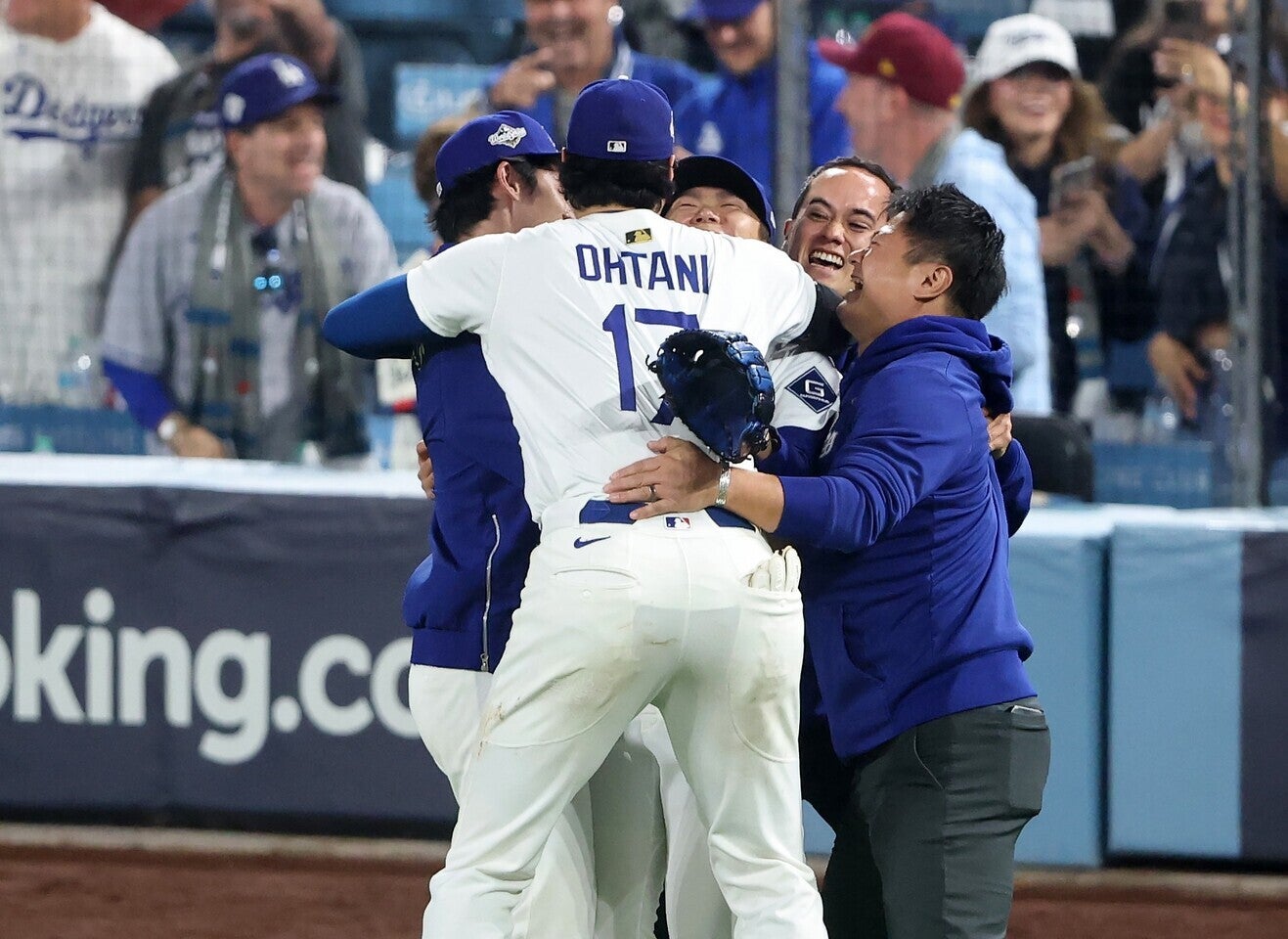 サヨナラ勝ち直後、大谷、山本、佐々木は通訳と一緒に喜びを分かち合った。(C)Getty Images