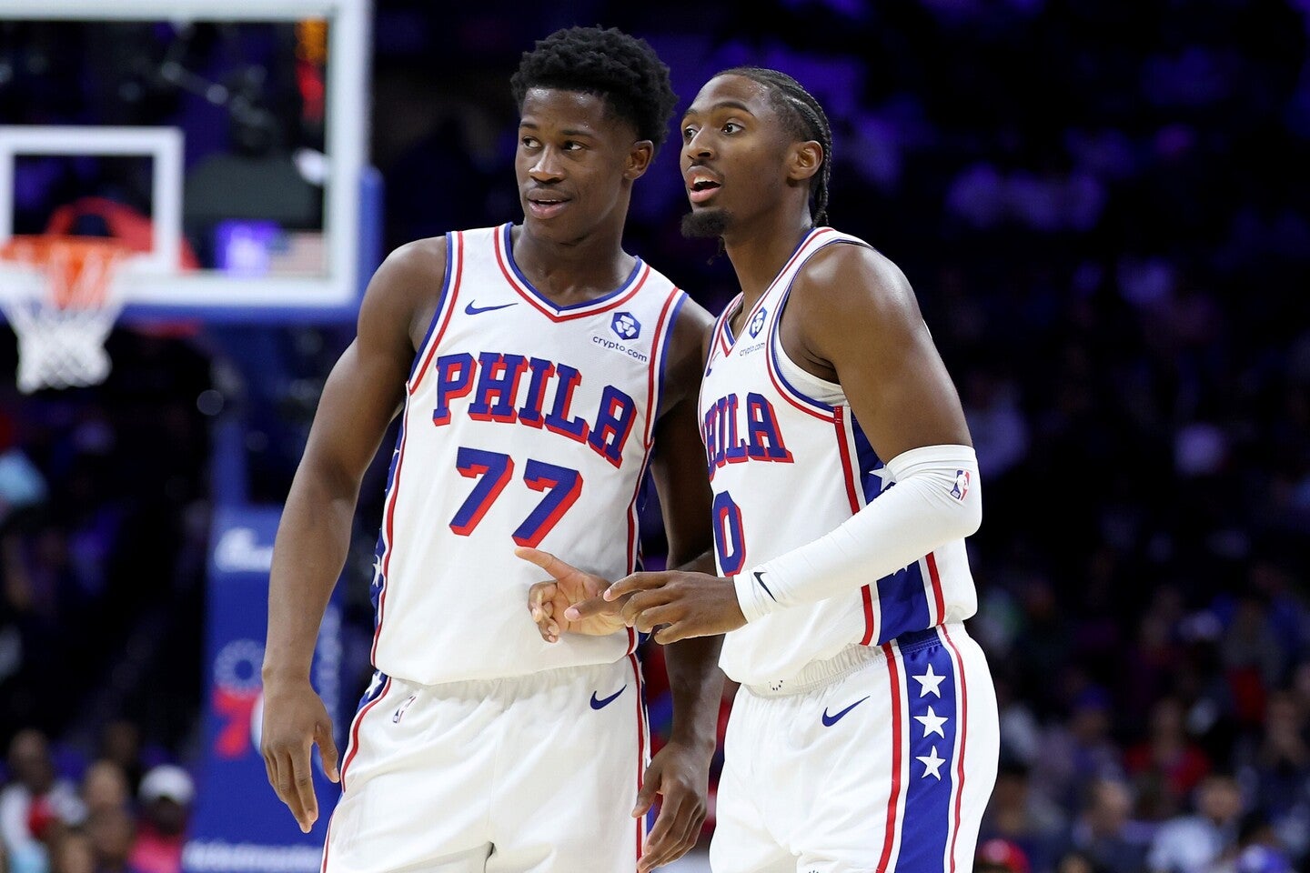 マキシー(右)とエッジコム(左)のバックコートの活躍で、シクサーズは開幕3連勝を飾った。(C)Getty Images